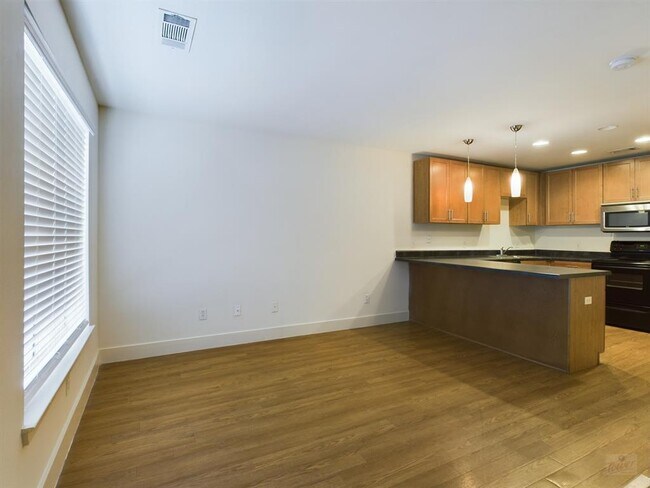 Building Photo - 711 W 32nd St