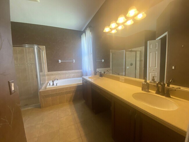 Building Photo - 5 BEDROOM HOUSE WITH PRIVATE POOL AND LAKE...