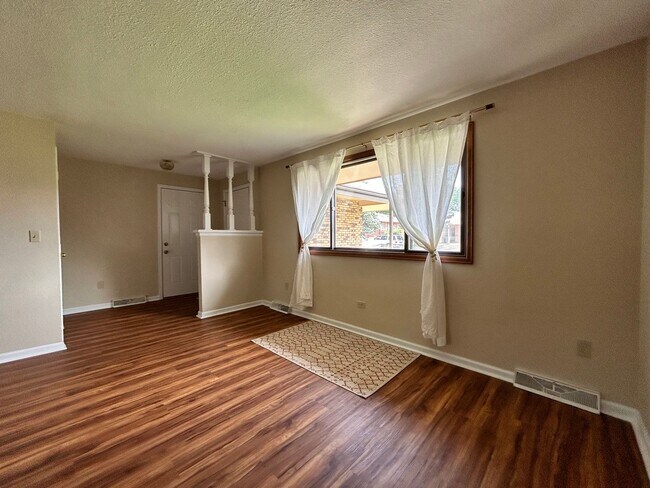 Building Photo - Recently Remodeled 2Bd/2Ba with Attached G...