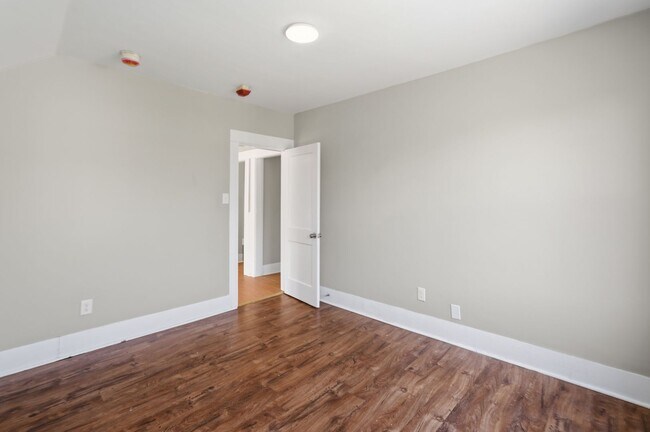 Building Photo - 387 Grove St