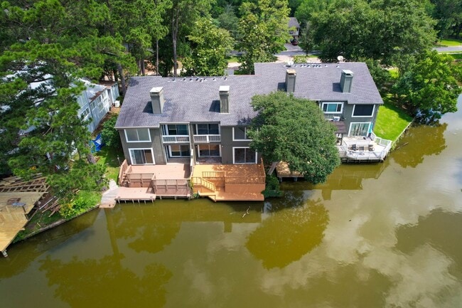 Building Photo - Waterfront Townhome in Elkins Lake