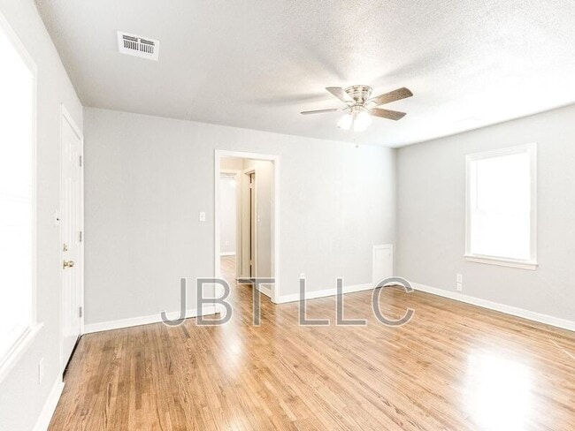 Building Photo - 314 W Peach St