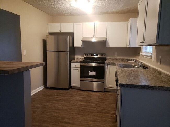 Building Photo - Spacious Ranch-Style 3 Bedroom Home with Bonus room Large back yard!