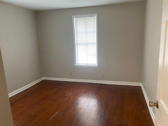 Building Photo - Move-in Special! 1/2 off first month's rent!