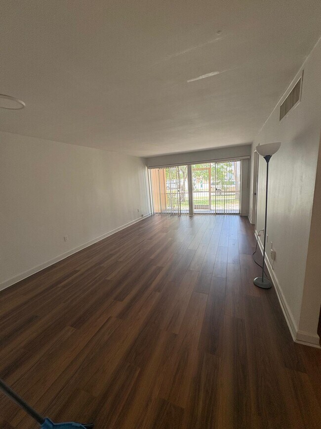 Building Photo - 1501 Crescent