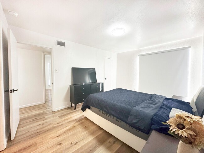 Building Photo - 9350 Country Creek St