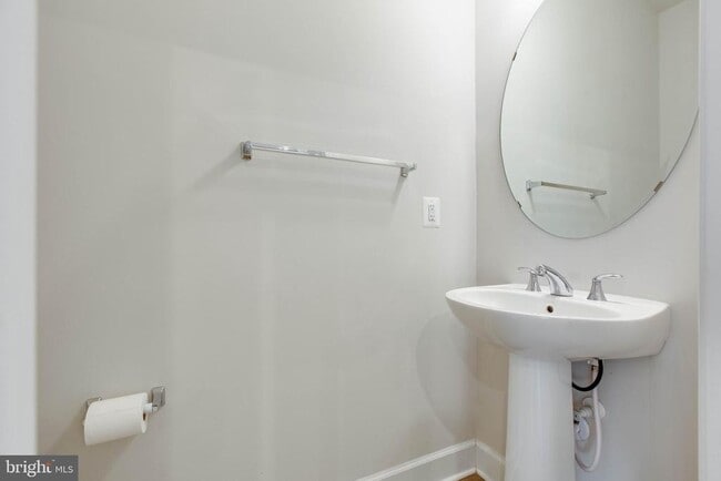 Building Photo - 8369 Meadowood Dr