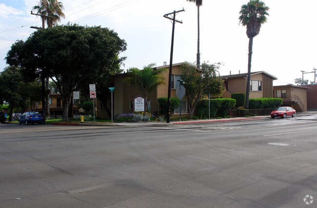 Building Photo - Town & Country Apartments