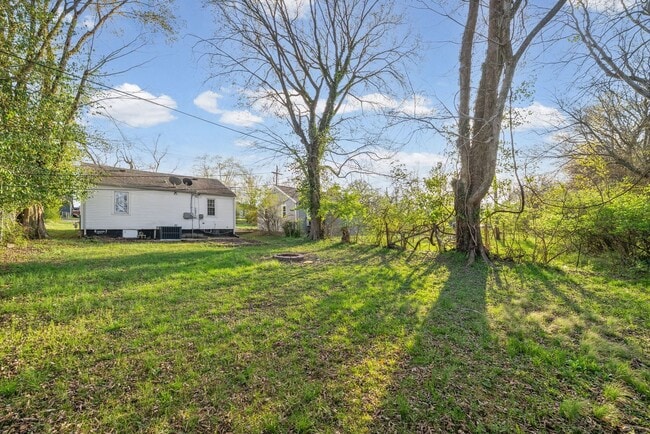 Building Photo - 2 Bedroom Pet Friendly Home For Rent Near Madison Street!