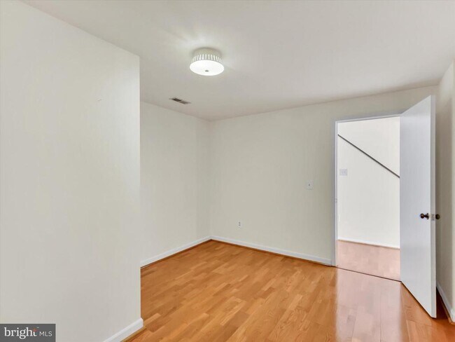 Building Photo - 31 Valerian Ct