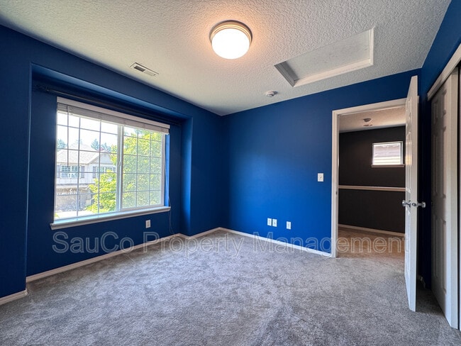 Building Photo - 948 SE Elina Ave