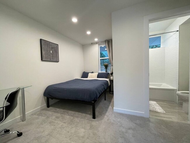 Building Photo - Charming 3BR Townhome in Seattle