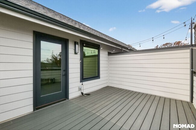 Building Photo - 215 Freeland Ln