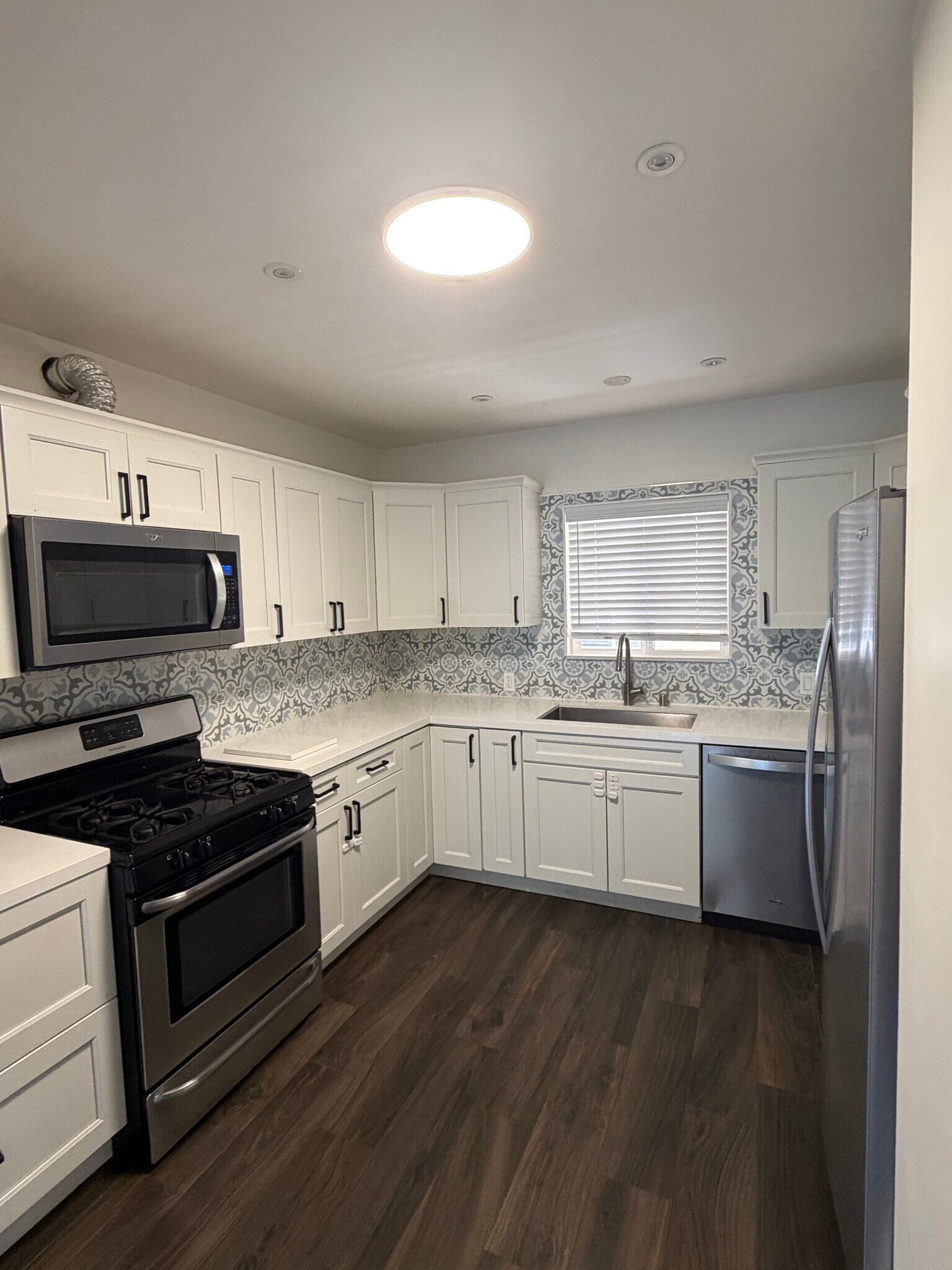 Kitchen - 3052 Honolulu Ave