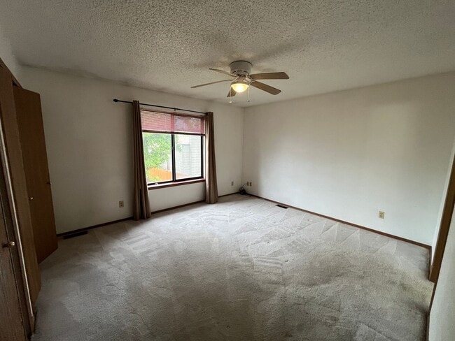 Building Photo - Beautiful 3 bed 2 1/2 bath with 2 car garage! (NEW PICTURES TO COME!!)