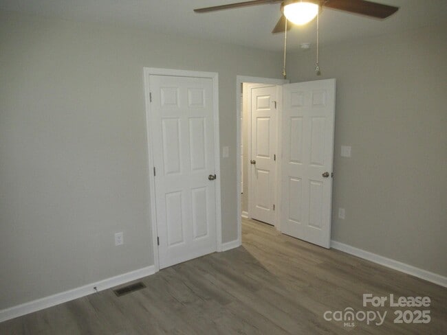 Building Photo - 1735 River Rd