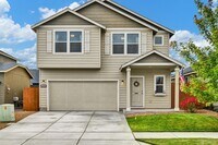 Building Photo - Gorgeous 4-Bdr with fully fenced yard in b...