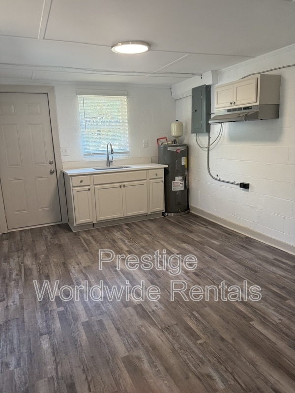 Building Photo - 110 Moore St