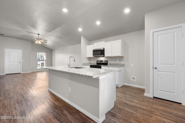Building Photo - 2031 Kenwood Ave