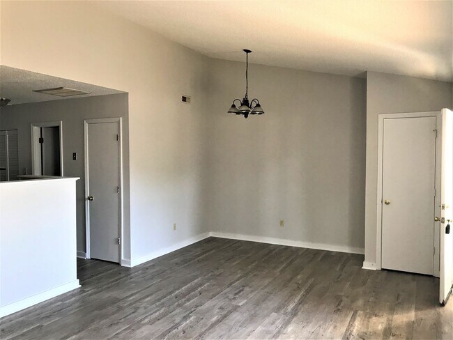 Building Photo - Cute Duplex 2 bedroom 2 bath