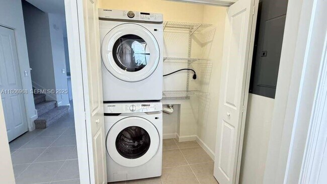 Building Photo - 2794 SE 26th Ave