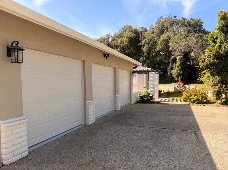 Building Photo - 15047 Meadow Oak Pl