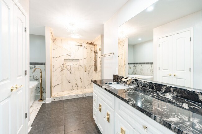 Building Photo - 607 3rd St Ext