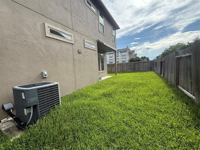 Building Photo - 13216 Green Hills Dr