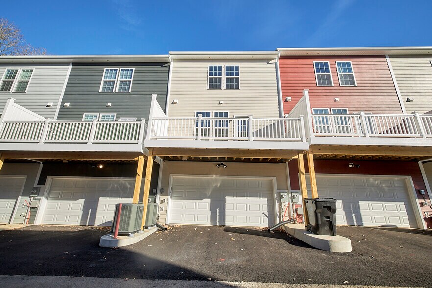 Building Photo - 13868 Randolph Pond Ln