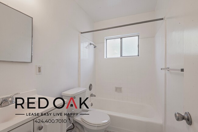 Building Photo - Charming One Bedroom Walk-Up Featuring Gor...