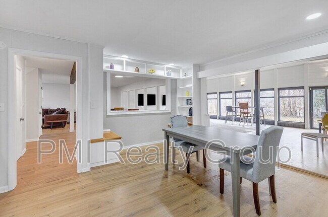 Building Photo - 607 Castle Blvd