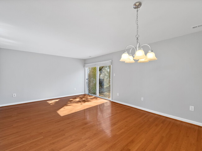 Building Photo - Stylish & Spacious Townhome in Prime Locat...