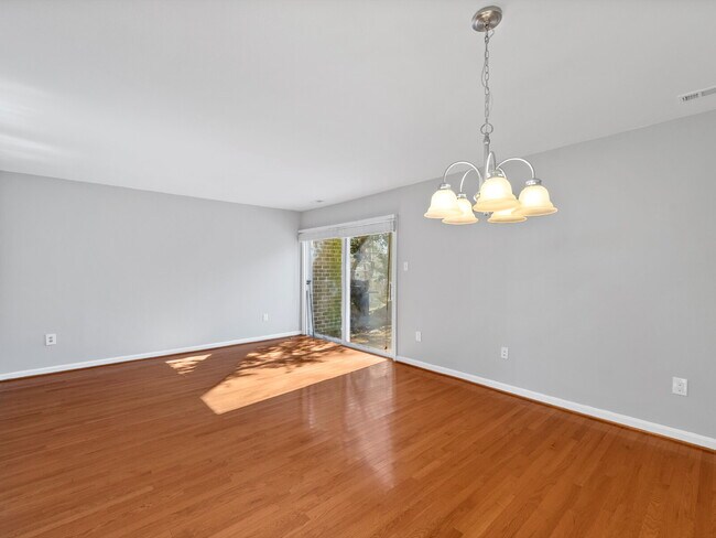 Building Photo - Stylish & Spacious Townhome in Prime Location!