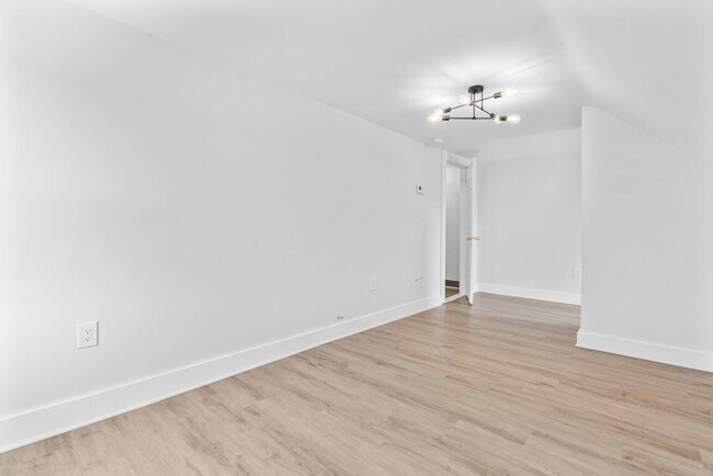 Building Photo - 30 Anthony St