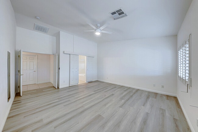 Building Photo - Carry Over Showing: This property has been shown before and will be rented to the first most qual...
