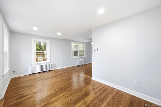 Building Photo - 100 School St