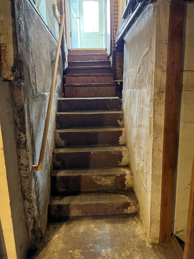 Building Photo - 4 Bed, 1 Bath, Large fenced yard, Shop, En...