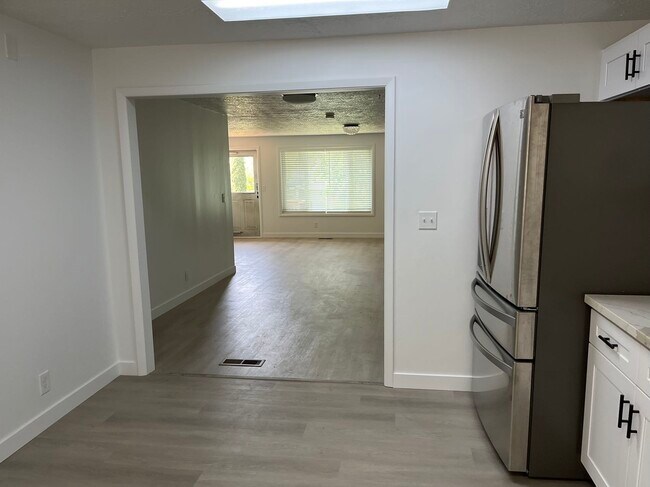 Building Photo - 2081 Canemah St