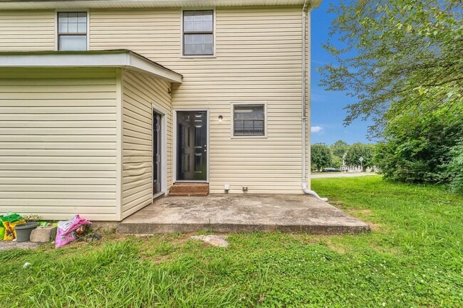 Building Photo - AVAILABLE July 23rd. 2 BD 1 1/2 BATH. CLOS...