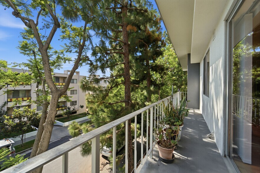 Building Photo - 100 S Doheny Dr