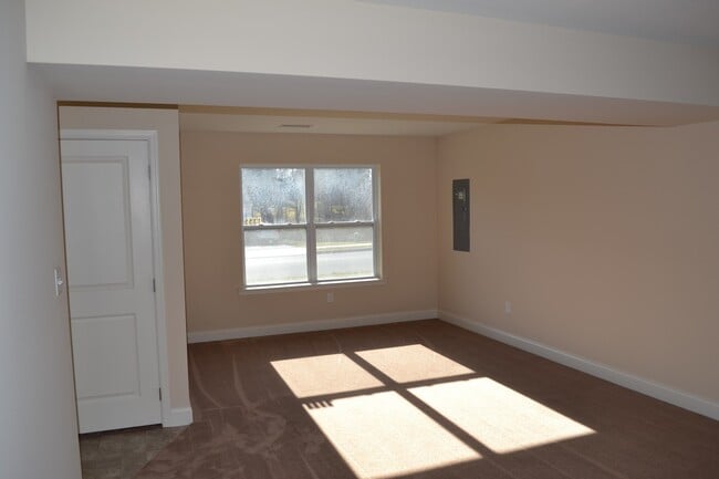 Building Photo - Beautiful Bi-level  Home w/ 2 car Garage and Central AC. One Pet OK!