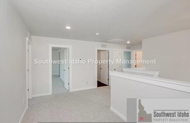 Building Photo - 8140 E Sunray Dr