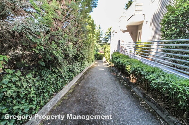 Building Photo - 11342 NE 67th St