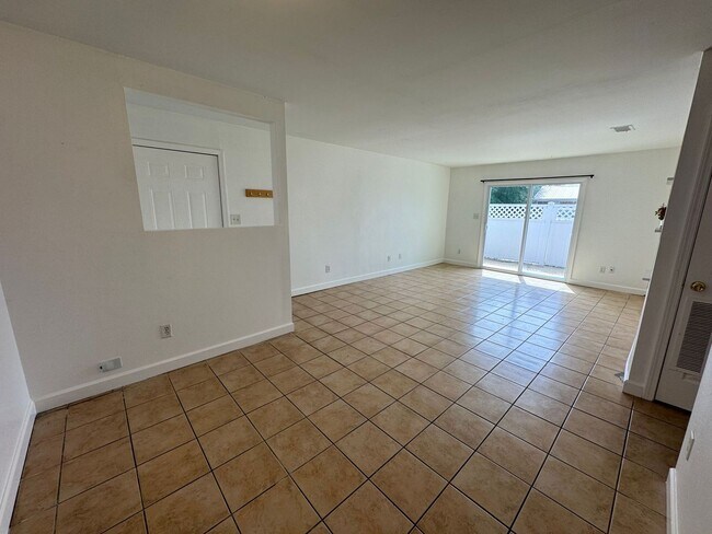 Building Photo - Gulf Breeze - Greenbriar Estates - 2 bed, 1 bath - Lawn care included