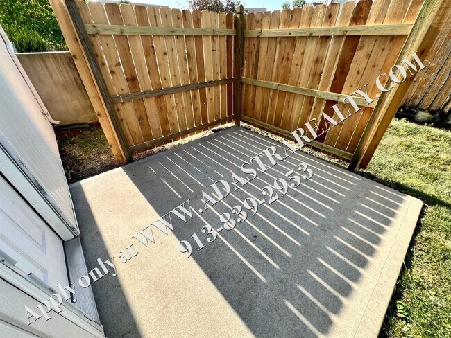 Building Photo - Beautiful 4 Bed Townhome in Gardner-Coming...