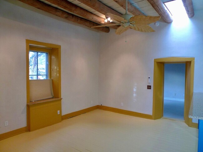 Building Photo - 573 W San Francisco St