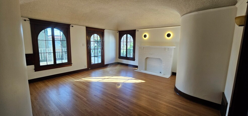 Formal living room - 218 1/2 N Kenmore Ave