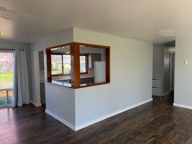 Building Photo - Updated 3 bedroom 1.5 bathroom house in Springfield!