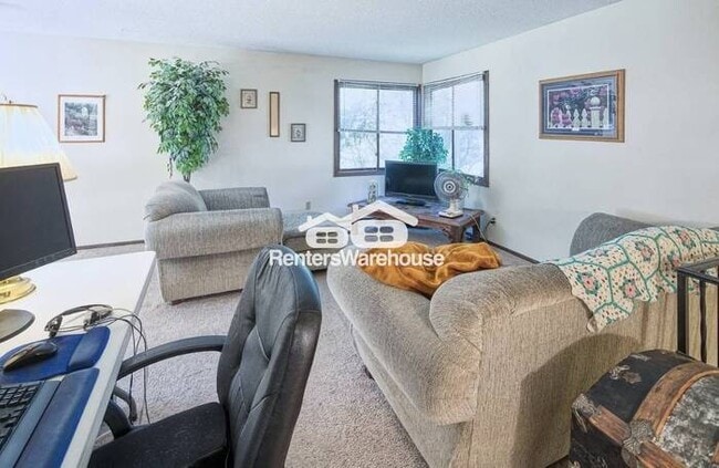 Building Photo - Available 12/1 - Cozy 2 Bed / 1 Bath Side ...