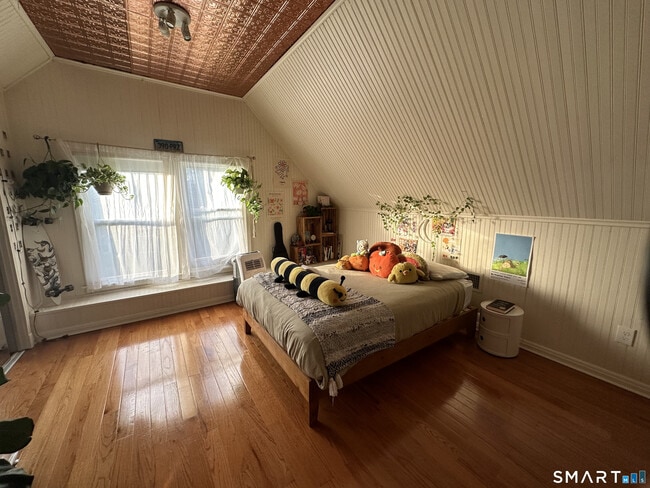 Building Photo - 345 Main St